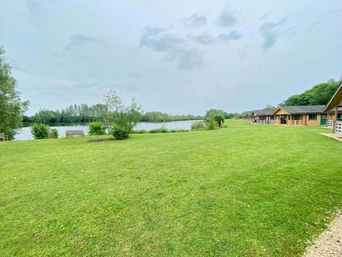 Reeds Lodge, Lake Pochard Южен Сърни Екстериор снимка